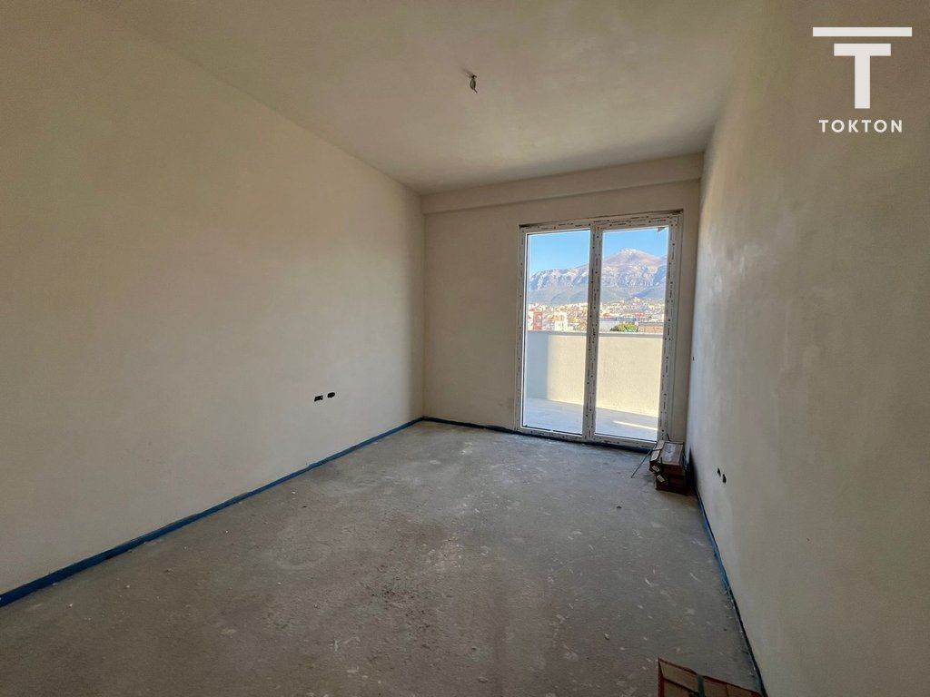 Appartamento 2+1+2 + Veranda in Vendita – Ali Demi, Tirana