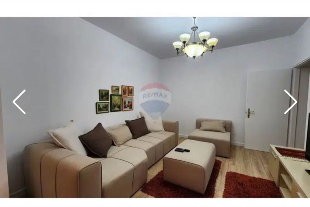Jepet me qira apartament 1+1,Komuna e Parisit! Jepet me qira apartament luksoz 1+1, i pozicionuar në një nga zonat më të kërkuara dhe elitare të Tiranës, në komunen e parisit. Karakteristikat e Pronës: Sipërfaqja: 59 m² e shfrytëzuar deri në detaj. Arredimi: Interior design minimalist, i sapo investuar me materiale premium. Salloni &amp; Kuzhina: Ambient i hapur (open space) me kuzhinë inkaso moderne,dhe zonë ndenjieje mjaft komode. Tualeti: Investim i nivelit të lartë, detaje estetike dhe lavatriçe të teknologjisë së fundit. Vetëm 10 minuta në këmbë nga Parku i Madh i Liqenit dhe Blloku.