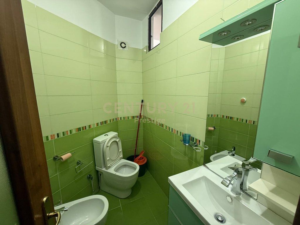 APPARTAMENTO 3+1+2 IN AFFITTO, VIA KAVAJES, TIRANA! 900 € /Mese Sup. Totale 120m2