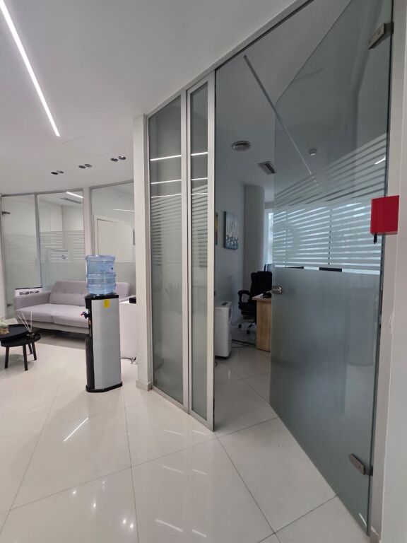 Locale commerciale in affitto in via Kavaja