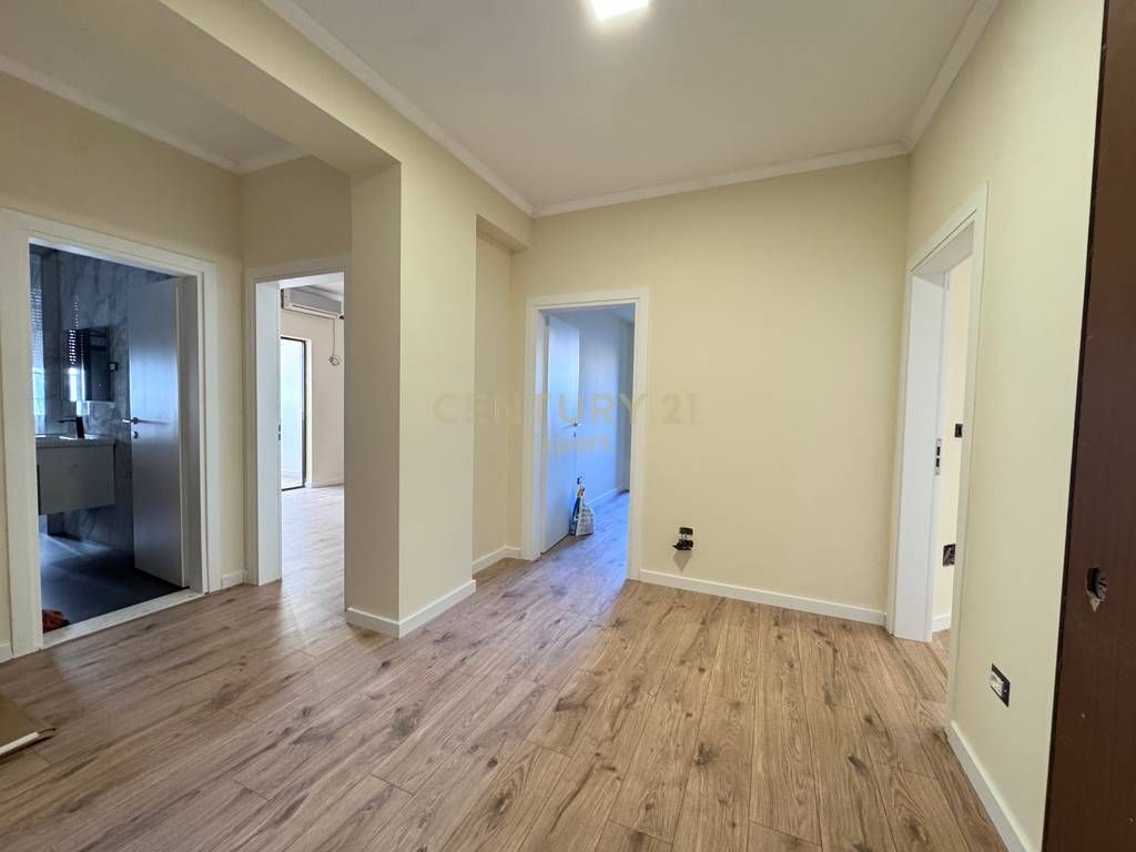 Jepet me qira zyrë me parkim në zonën e Myslym Shyrit