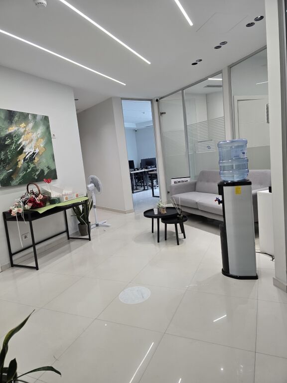 Locale commerciale in affitto Via Kavaja