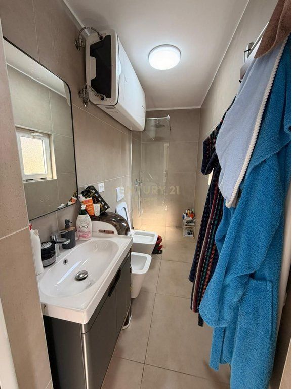 Vendiamo appartamento 1+1 in un edificio esistente vicino a Varri Bamit