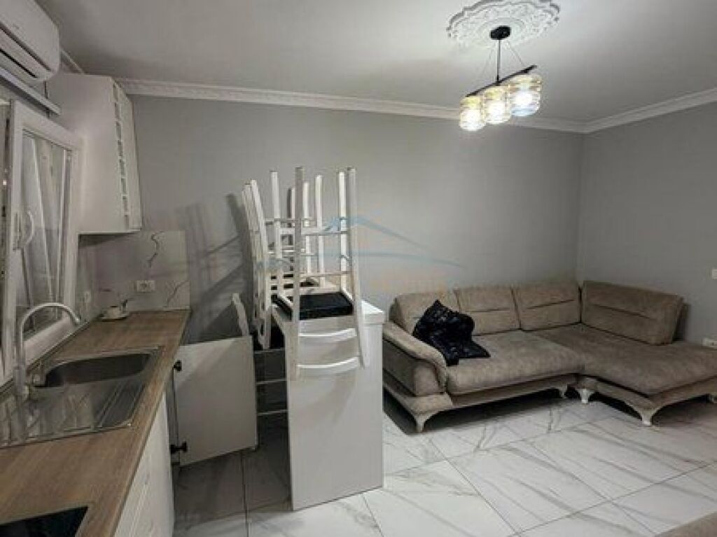 Shitet, Apartament 2+1+2, Rruga e Barrikadave, Tiranë