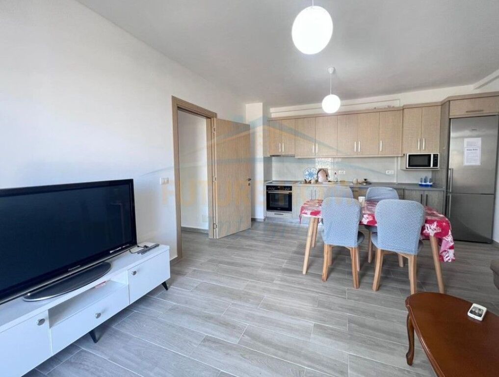 Qera, Apartament 3+1+2, Rruga 5 Maji, Tiranë.
