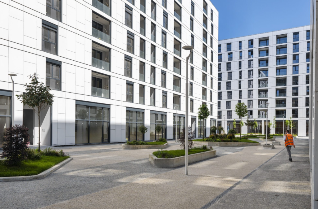 Shitet apartament 2+1 tek Akses Tirana    