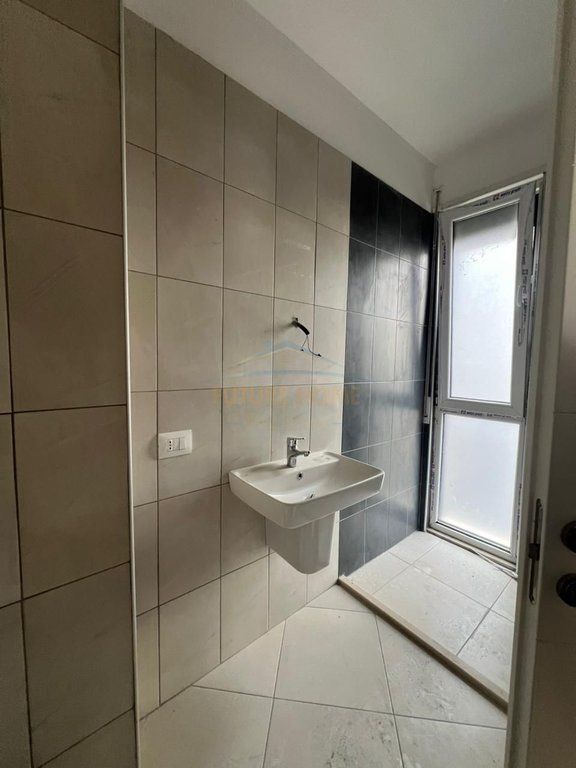 Shitet, Apartament 2+1+2+Post parkimi, Ish Parku i Autobuzave, Tirane