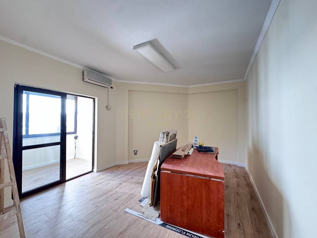 JAPIM ME QERA ZYRE  PARKIM TEK DREJTORIA E POLICISE MYSLYM SHYRI