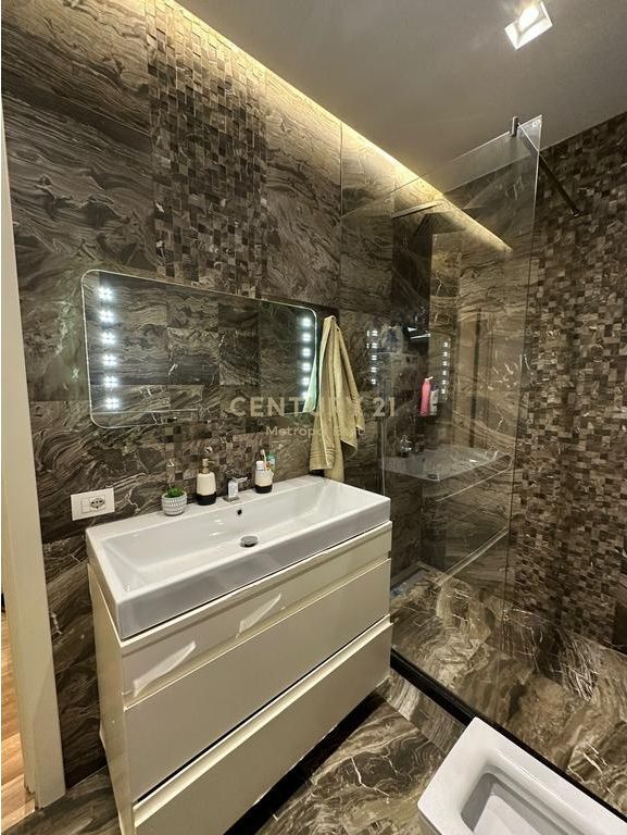 Apartament Modern 2+1+2 me 2 Poste Parkimi për Shitje te Liqeni i Thatë