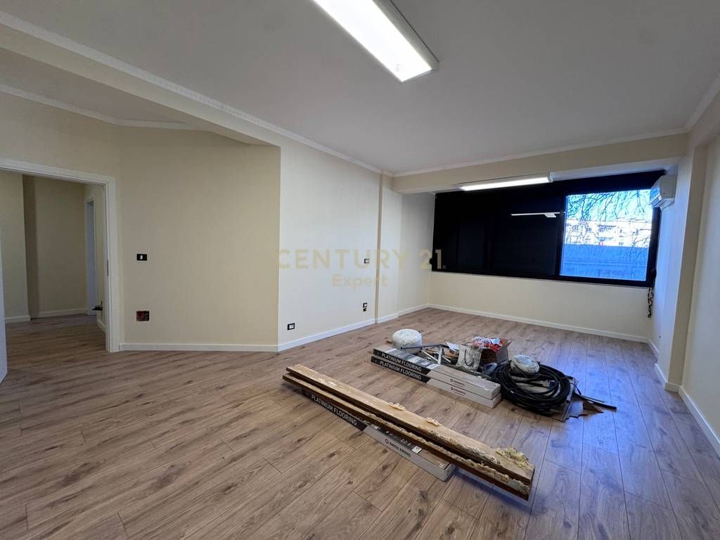 Jepet me qira zyrë me parkim në zonën e Myslym Shyrit