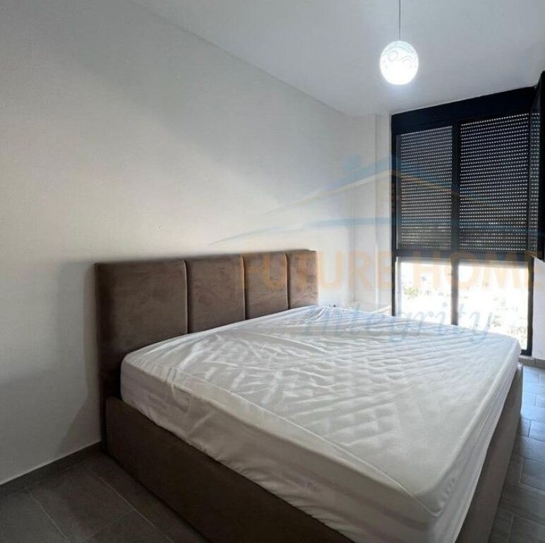 Qera, Apartament 3+1+2, Rruga 5 Maji, Tiranë.