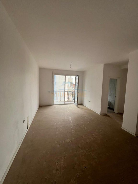 Shitet, Apartament 2+1+2+Post parkimi, Ish Parku i Autobuzave, Tirane