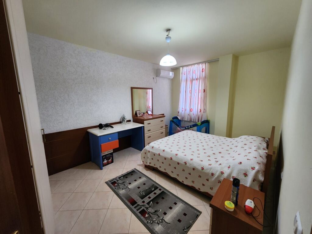 Shitet apartament me verane dhe 2 poste parkimi, shume prane detit