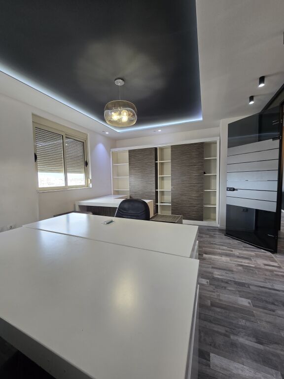 Ufficio in affitto in Via Kavaja