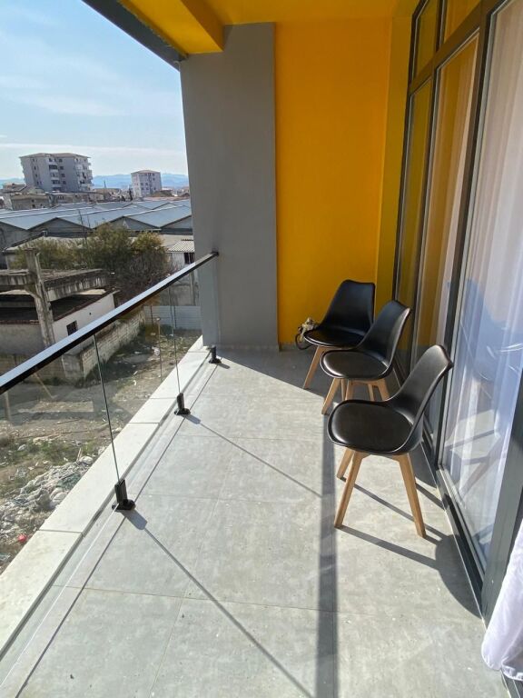 Jepet me qera Apartamenti 1+1 , ne fund te Bulevardit te Ri ( Kompleksi Bermond) 450 mije leke