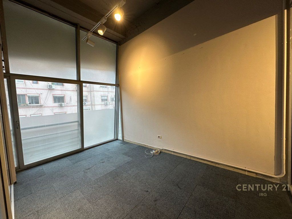 Locale per ufficio in affitto presso Condor Center, Via Kavajes!