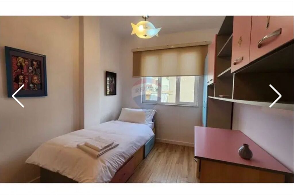 Jepet me qira apartament 1+1,Komuna e Parisit! Jepet me qira apartament luksoz 1+1, i pozicionuar në një nga zonat më të kërkuara dhe elitare të Tiranës, në komunen e parisit. Karakteristikat e Pronës: Sipërfaqja: 59 m² e shfrytëzuar deri në detaj. Arredimi: Interior design minimalist, i sapo investuar me materiale premium. Salloni &amp; Kuzhina: Ambient i hapur (open space) me kuzhinë inkaso moderne,dhe zonë ndenjieje mjaft komode. Tualeti: Investim i nivelit të lartë, detaje estetike dhe lavatriçe të teknologjisë së fundit. Vetëm 10 minuta në këmbë nga Parku i Madh i Liqenit dhe Blloku.