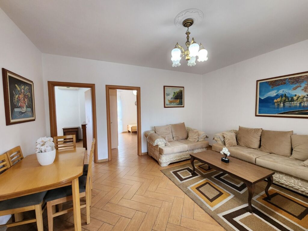 Piazza Selvia, vicino all'Hotel Black Diamond, appartamento 2+1+2 in affitto, arredato 75.000 Leke
