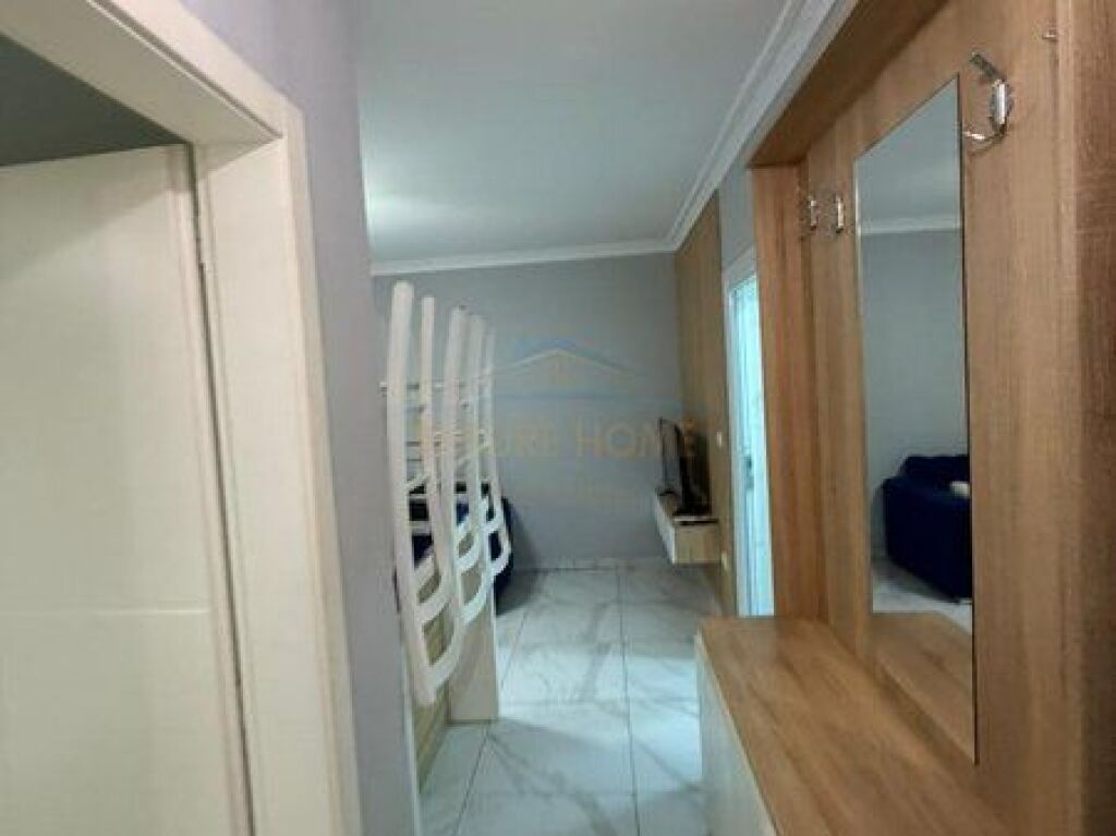 Shitet, Apartament 2+1+2, Rruga e Barrikadave, Tiranë