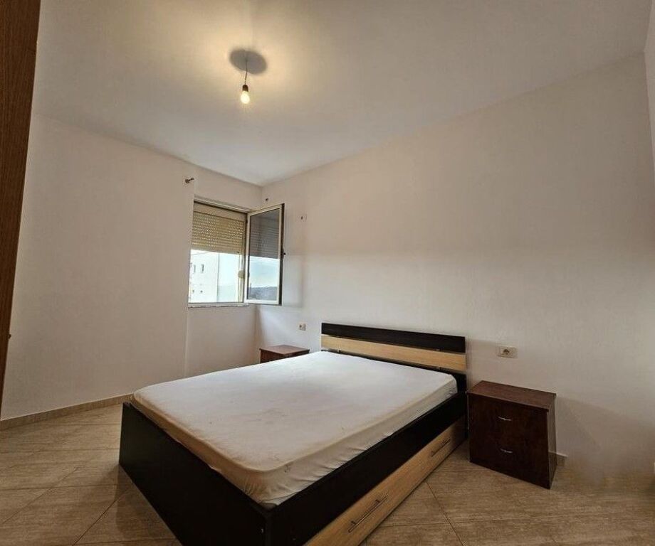 Apartament 2+1 tek Pallatet Cabej, Yzberisht