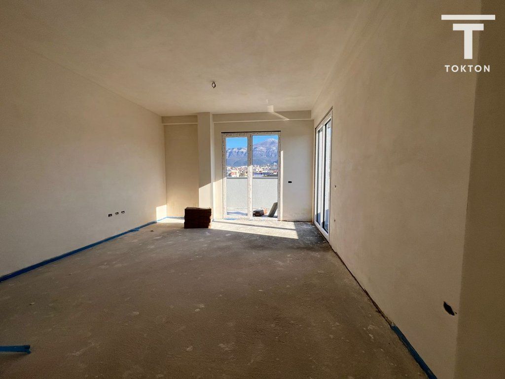 Appartamento 2+1+2 + Veranda in Vendita – Ali Demi, Tirana