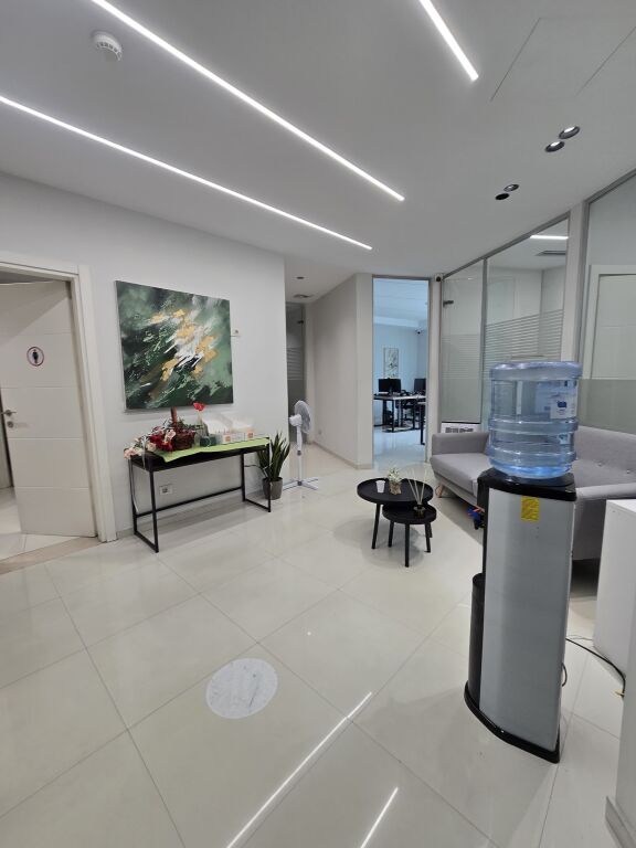 Locale commerciale in affitto Via Kavaja