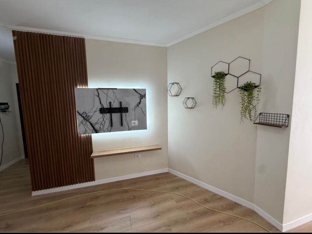 Jepet me Qera Apartament 1+1 Tek Terminali tek Casa Italia,
