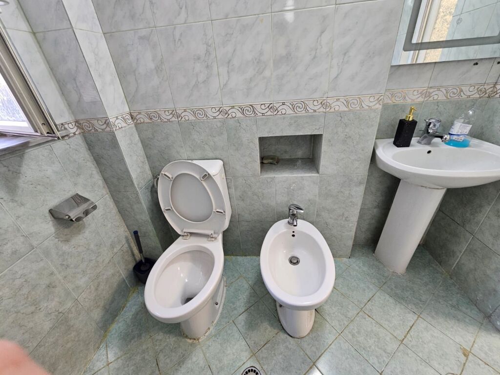 Ambjent me qira per zyra