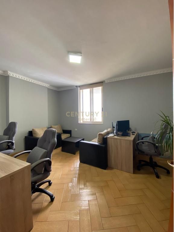 Affittasi appartamento per ufficio 2+1+2 presso IshEkspozita