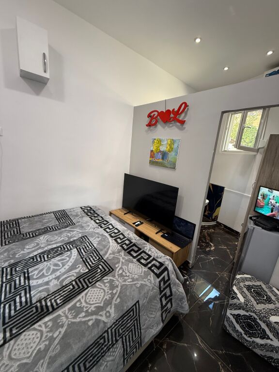 Garsoniere me qera tek Spitalet 250 ALL te gjitha te perfshira