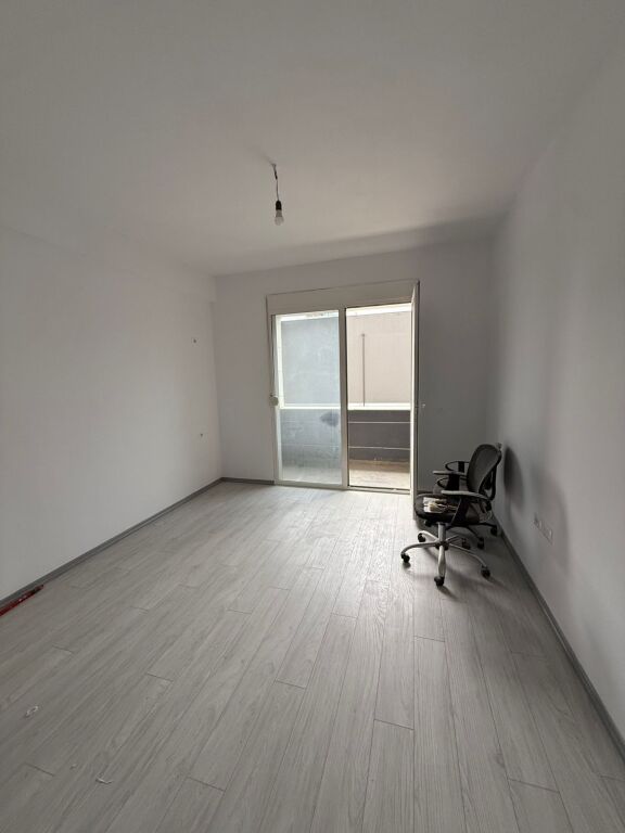 2+1,me kundrabufe,per banim apo zyre,te rruge e kavajes,cmimi 650 mije leke