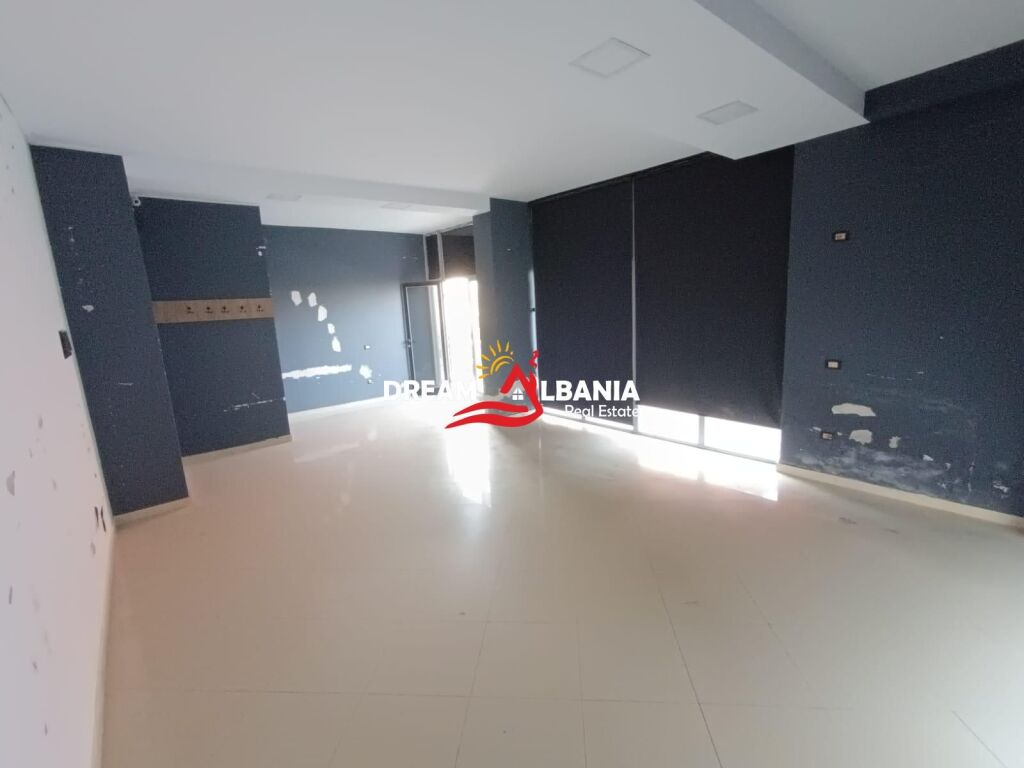 Dyqan me qera ne Rrugen Kastriotet Afer Prince Hotel ne Kamez (ID 42711156)