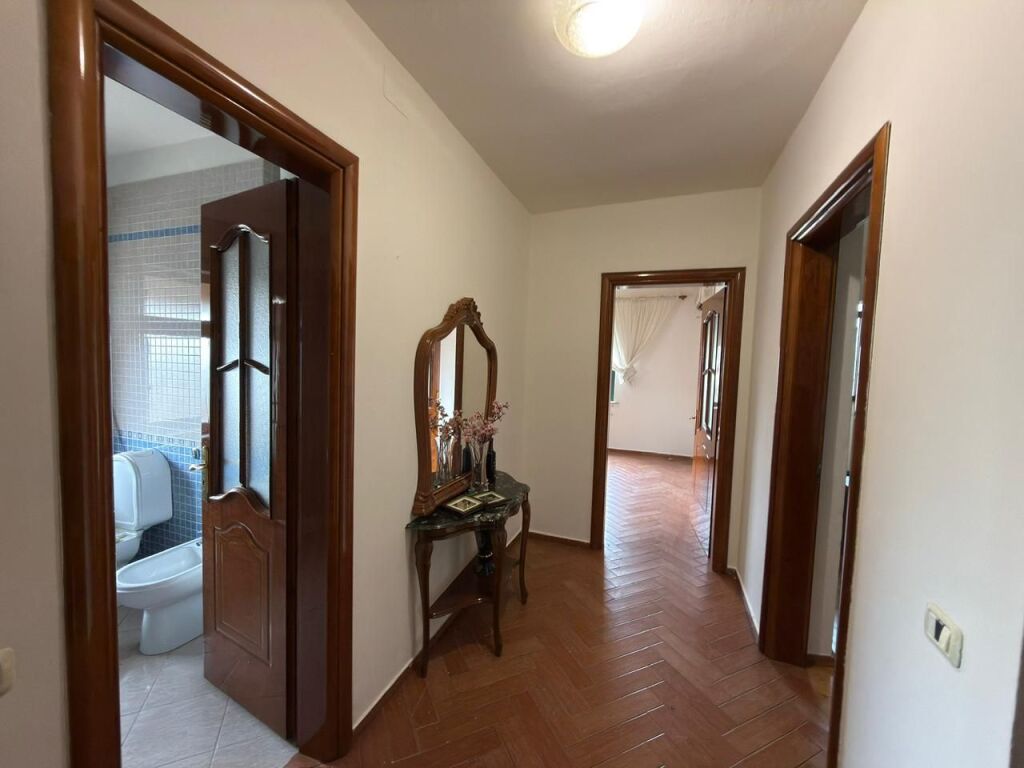 VENDESI 2+1 IN VIA ELBASAN 150.000 EURO !!