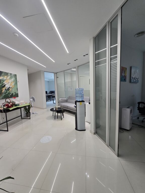 Locale commerciale in affitto Via Kavaja