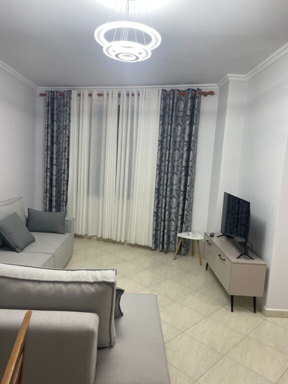 Jepet me qera apartament 2+1+2 ne Qender tek 9 kateshet/80,000 Leke