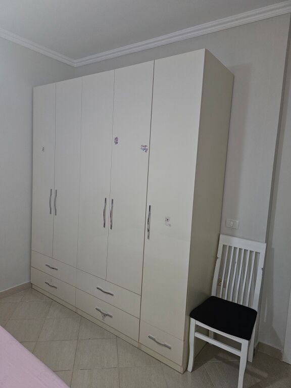 Jepet me qera Apartamenti 2+1 , Kodra e Diellit rruga Rrapo Hekali 600 euro