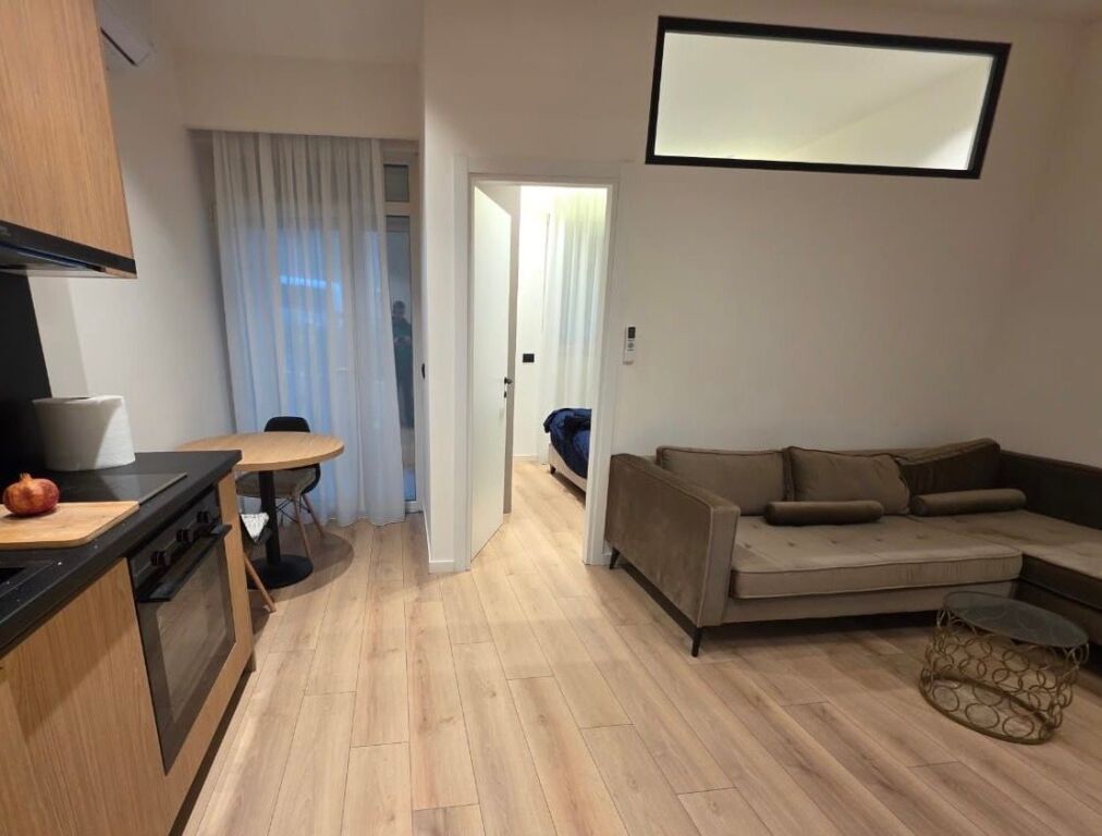 Shitet apartament 1+1 tek liqeni i thate