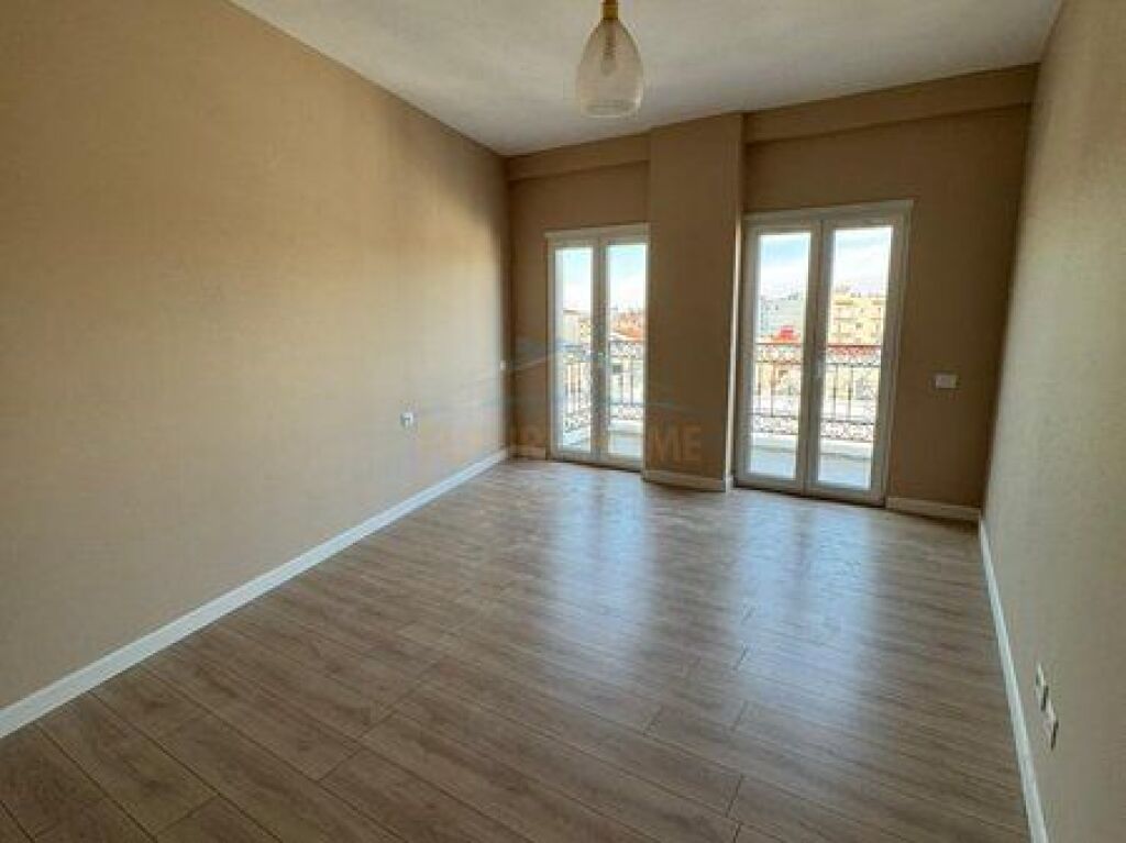 SHITET APARTAMENT 1+1,SAUK,PORTA TIRANA E RE