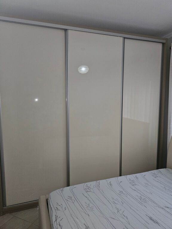 Jepet me qera Apartamenti 2+1 , Kodra e Diellit rruga Rrapo Hekali 600 euro