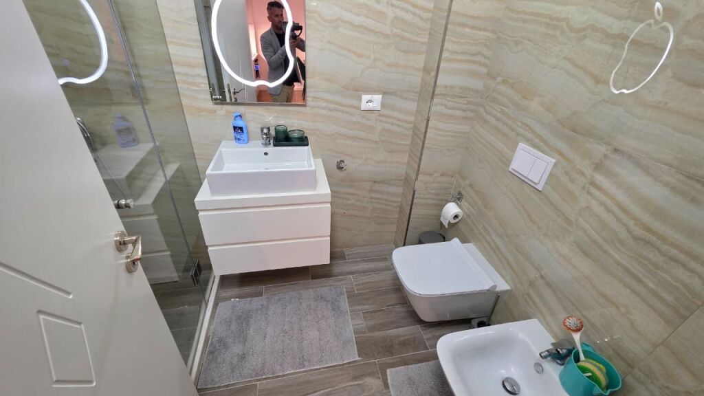 🏡 Apartament Modern me Qira në Lungomare, Vlorë