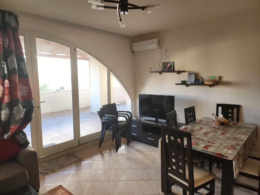 Shitet apartament me verane dhe 2 poste parkimi, shume prane detit