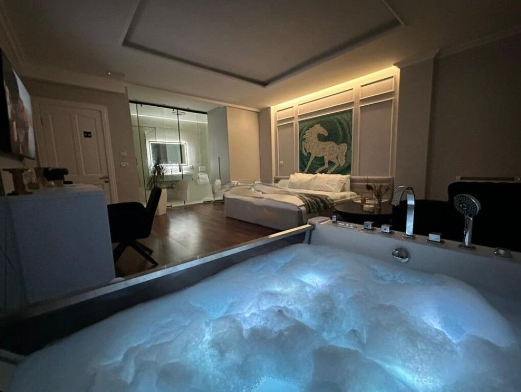 INVESTED APARTMENT FOR SALE IN THE BLLOKU AREA, 3 LUXURIOUS SUITES FURNISHED WITH PRIVATE JACUZZI !