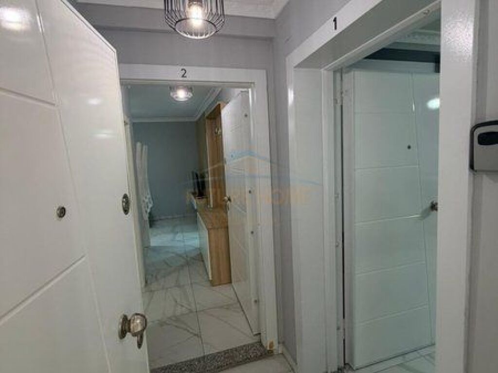 Shitet, Apartament 2+1+2, Rruga e Barrikadave, Tiranë