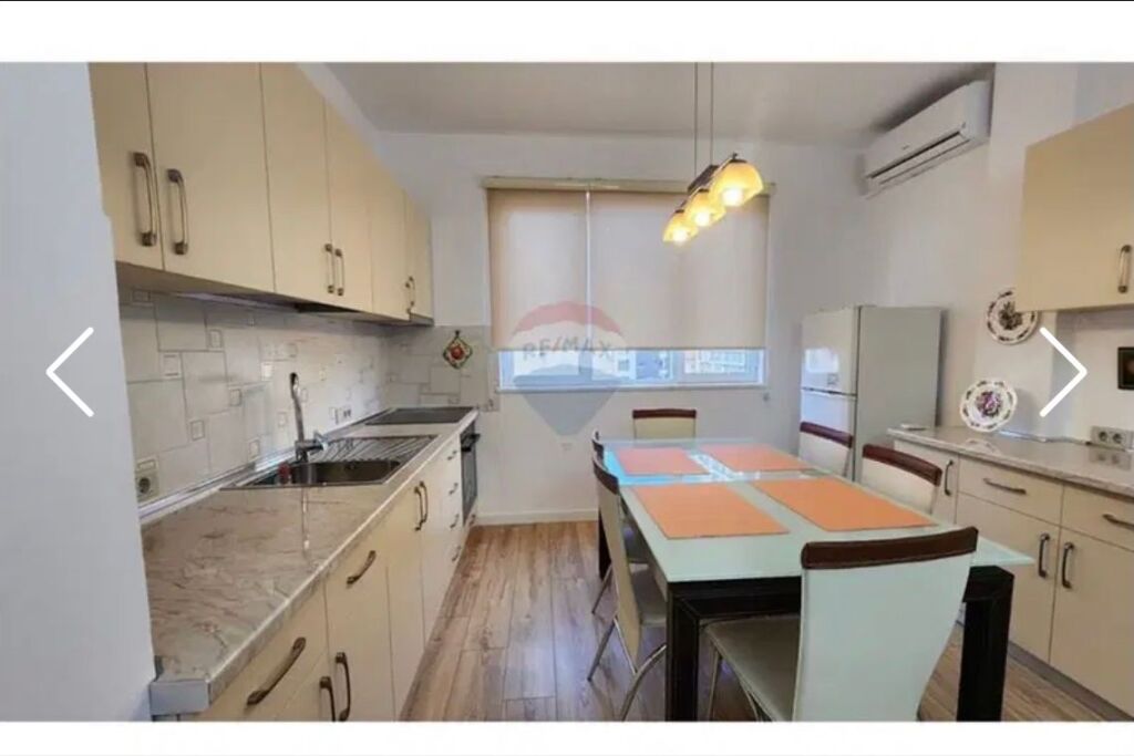 Jepet me qira apartament 1+1,Komuna e Parisit! Jepet me qira apartament luksoz 1+1, i pozicionuar në një nga zonat më të kërkuara dhe elitare të Tiranës, në komunen e parisit. Karakteristikat e Pronës: Sipërfaqja: 59 m² e shfrytëzuar deri në detaj. Arredimi: Interior design minimalist, i sapo investuar me materiale premium. Salloni &amp; Kuzhina: Ambient i hapur (open space) me kuzhinë inkaso moderne,dhe zonë ndenjieje mjaft komode. Tualeti: Investim i nivelit të lartë, detaje estetike dhe lavatriçe të teknologjisë së fundit. Vetëm 10 minuta në këmbë nga Parku i Madh i Liqenit dhe Blloku.