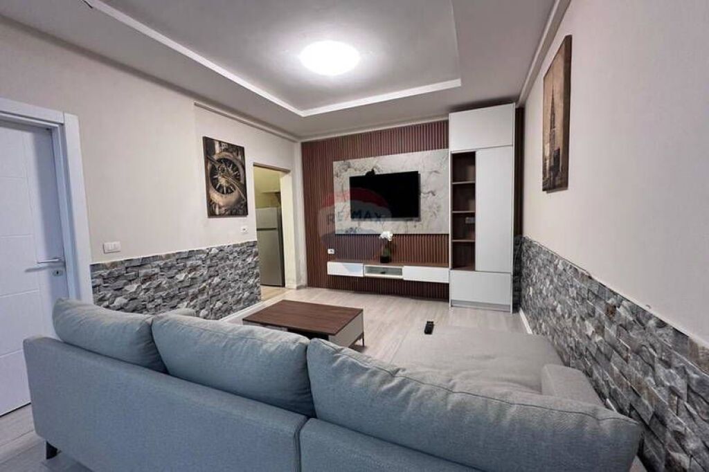 Jepet me qira apartament 2+1+post parkimi!