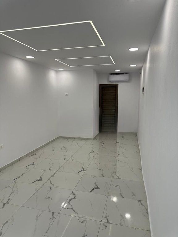 Affittasi negozio in via BUDI, vicino all'ambasciata americana. 400 € /Mese