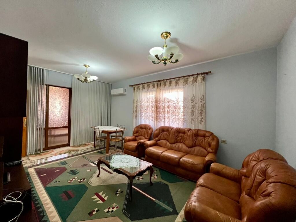 Qira, Shtëpi Private 3-Katëshe “Fresk”, Tiranë.