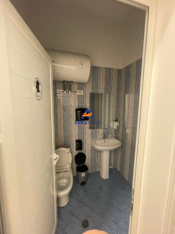 JEPET AMBIENT ZYRE ME QERA 820M2 "RRUGA KAVAJES , PERBALL DELIJORGJIT" 10.000 EURO