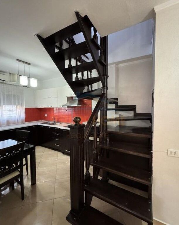 Shitet, Duplex 2+1+2, Rruga e Dibres, Tiranë.
