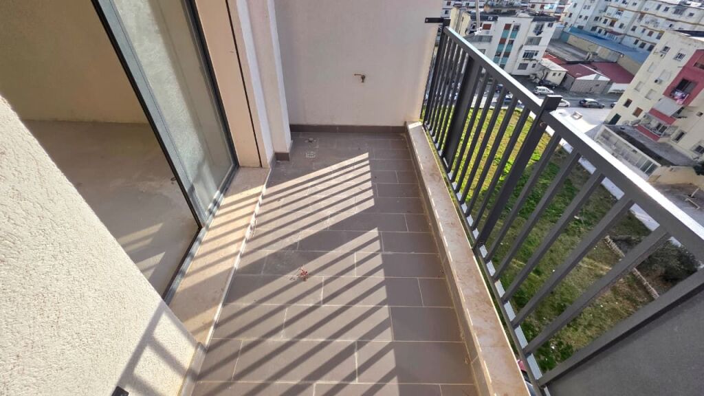 Apartament ne shitje 1+1 prane bar Urban